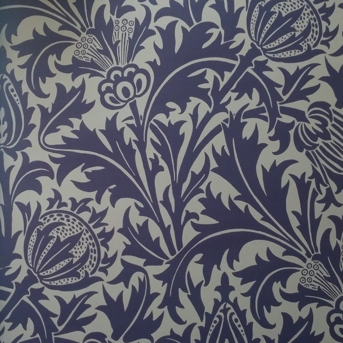 Thistle Mulberry/Linen 210482 - Wallpaper Compendium II - William Morris -  PERINNETAPETIT (PAPERI) - Verkkokauppa 